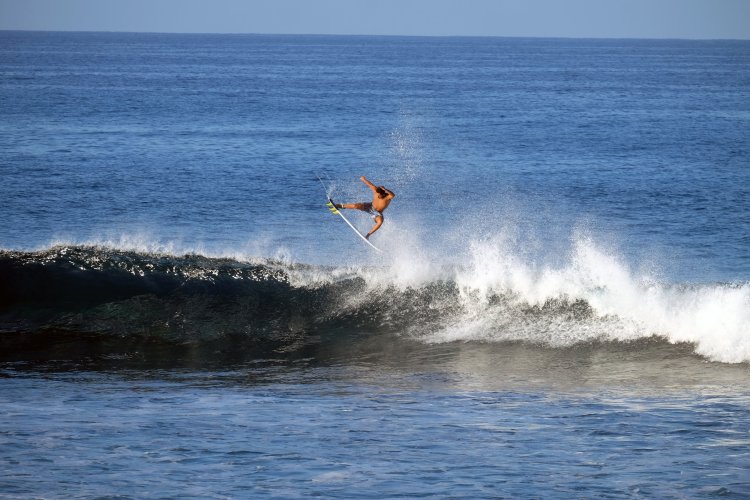 Hawai'i is the largest and most populated of the hawaiian islands, and is known as the big island. Surf Kona My Hawaii Hostel